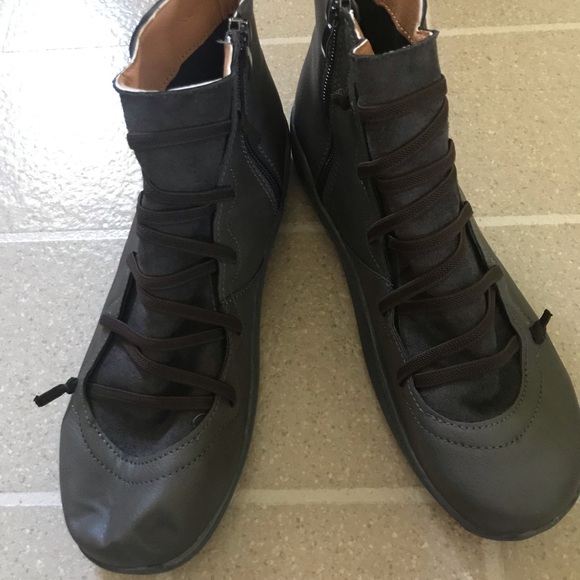 NWOT Ankle Booties - Picture 4 of 6